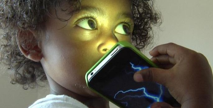 Teo não, châm phát triển khi cho trẻ xem điện thoại