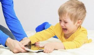Trẻ biếng ăn khi cho trẻ xem điện thoại quá nhiều
