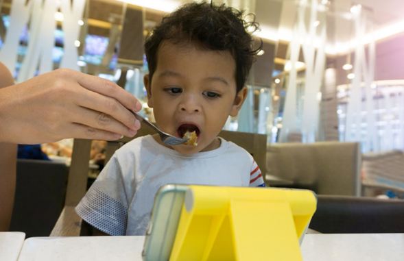 cho trẻ xem điện thoại khi ăn có tốt không